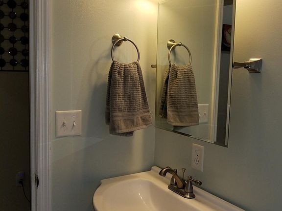 4th image of 395-397 Stoddart Ave