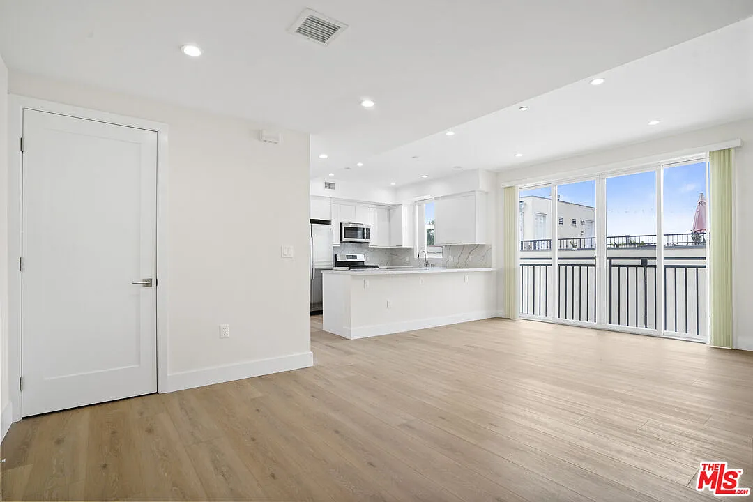 3 bed, 2.0 bath, 1096 sqft, $3,390 — Photo 3
