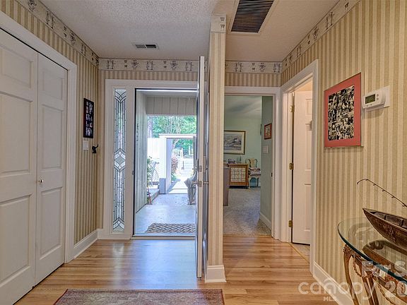 5th image of 114 Pine Grove Cir