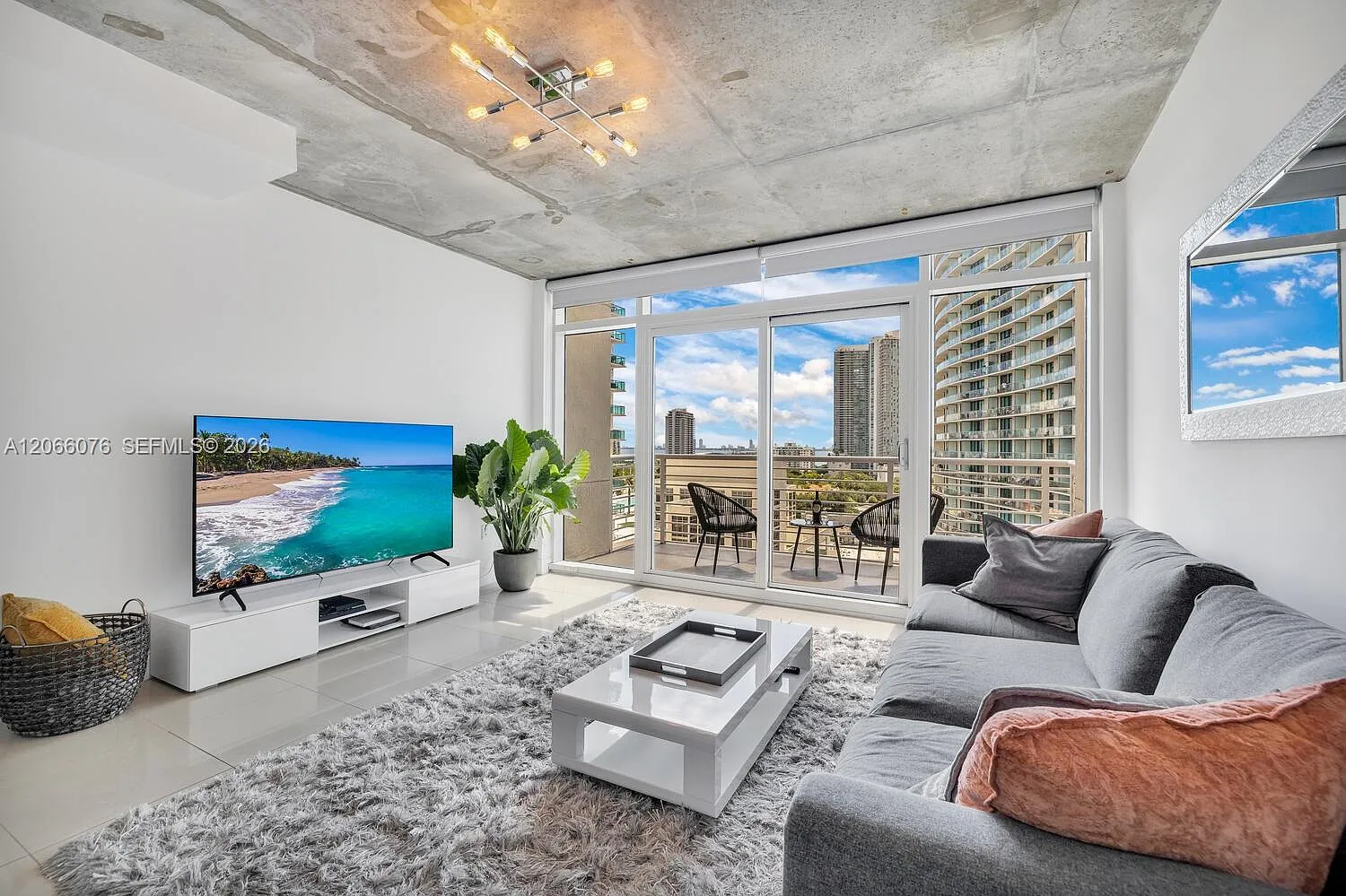 Midblock Miami Condo — Photo 1