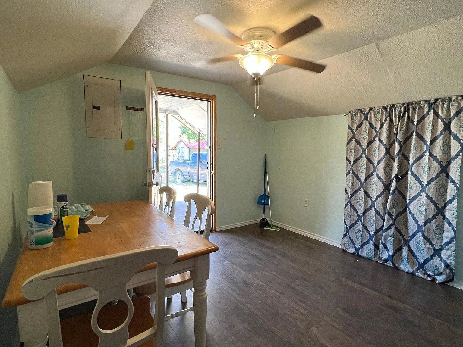 3 bed, 972 sqft, $1,200 — Photo 2