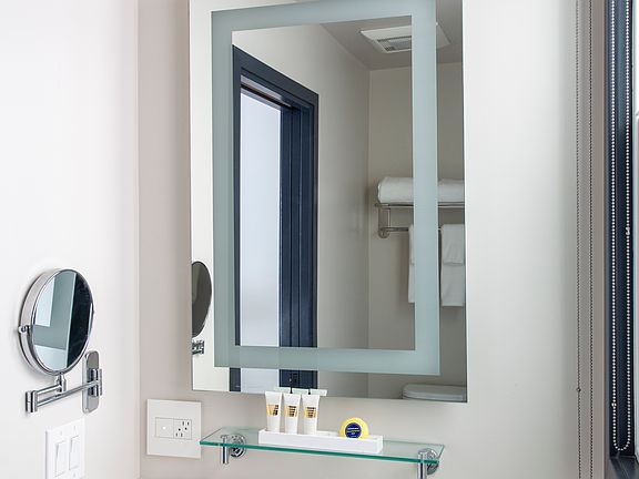 4th image of 706 Polk St #213