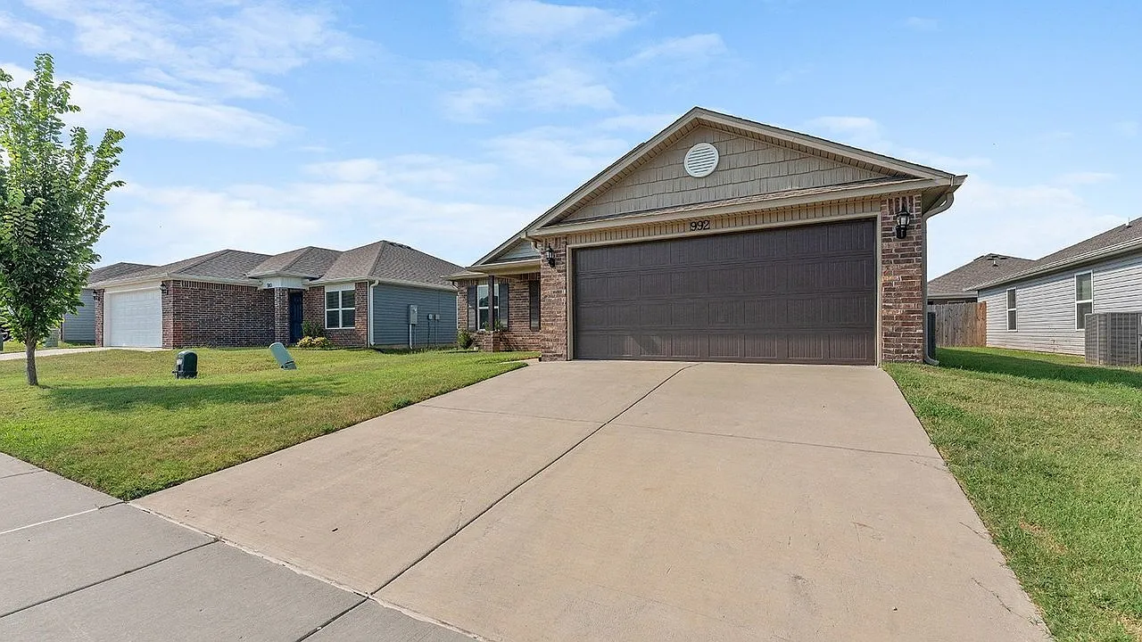 3 bed, 2.0 bath, 1345 sqft, $1,795 — Photo 3