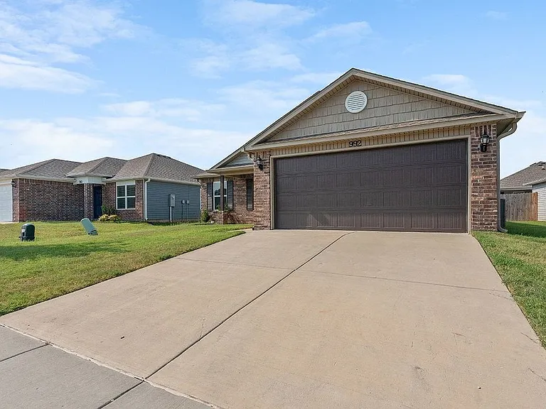 992 E Starling St — Photo 3