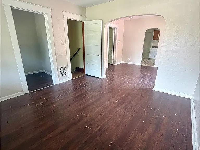 2237 Ontario Ave — Photo 3