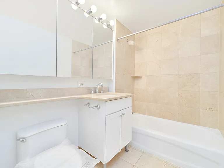 160 Riverside Blvd #6F — Photo 8