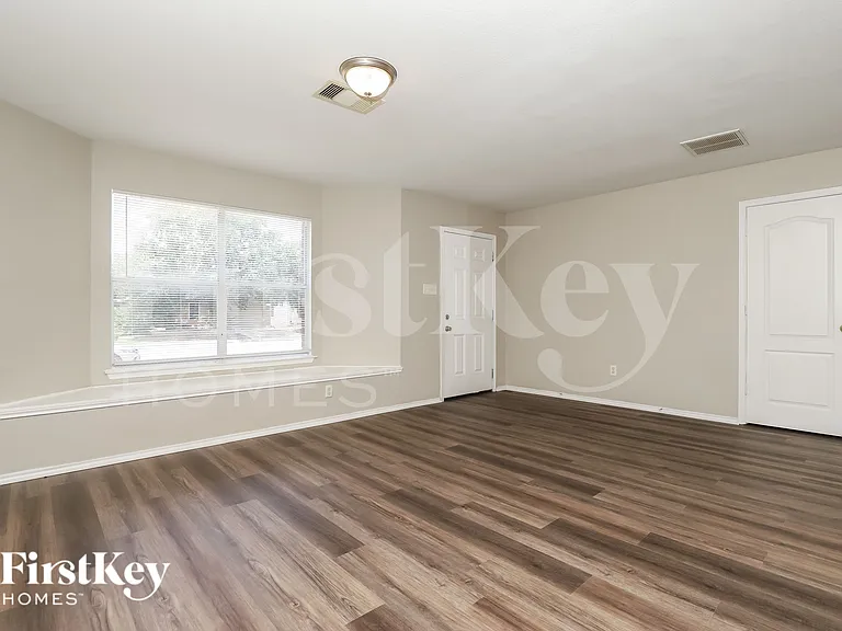 6026 Ironmill Crk — Photo 3
