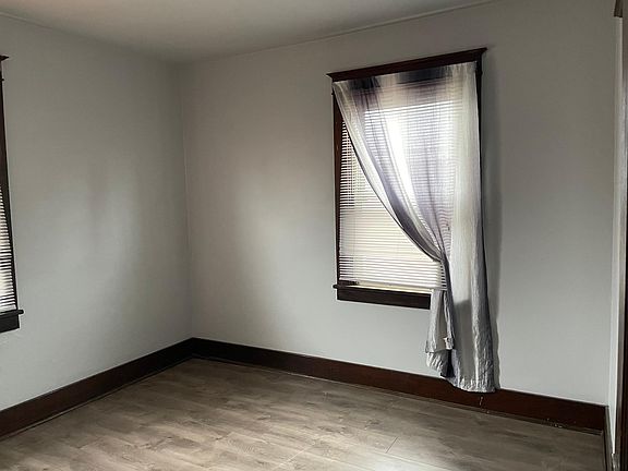 3rd image of 805-807 Lowry Ave