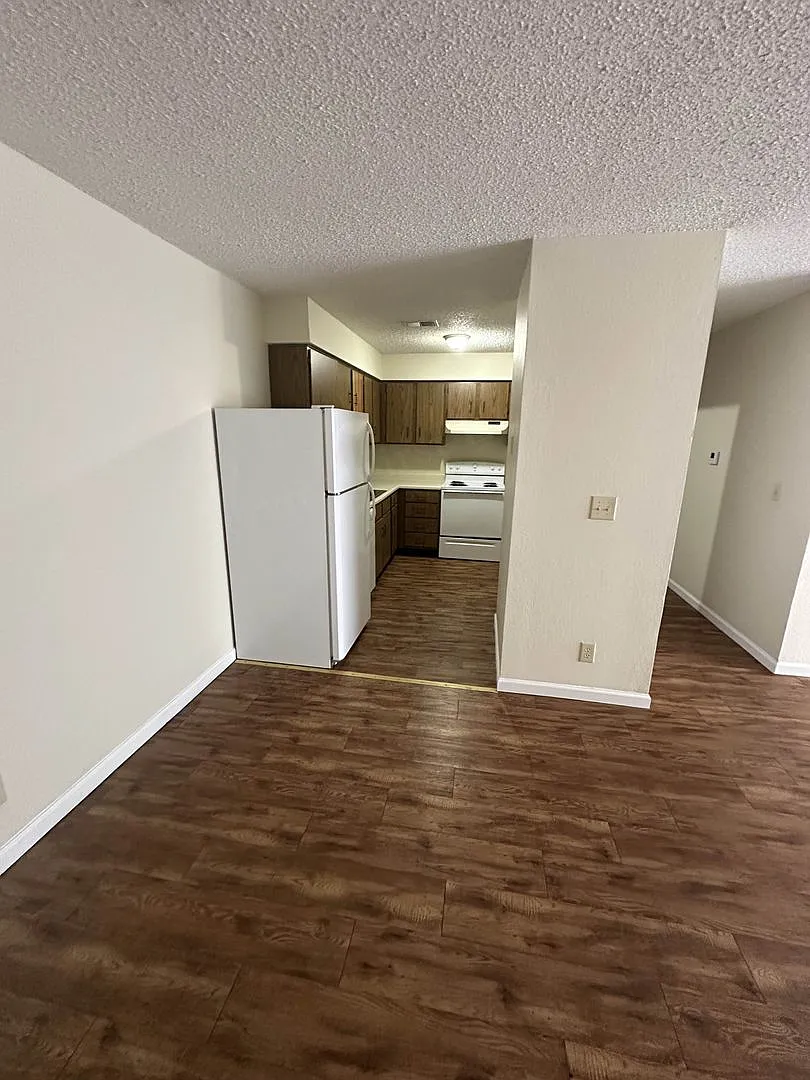 Hollister Apartments — Photo 2