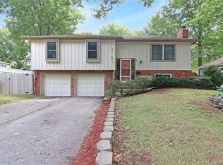 8713 Grandview St, Overland Park, KS 66212