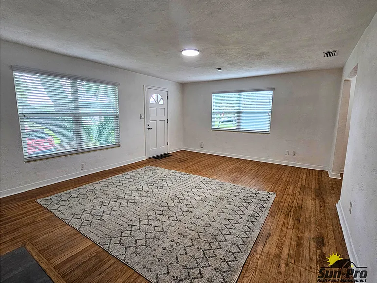 475 Riverside Dr — Photo 11
