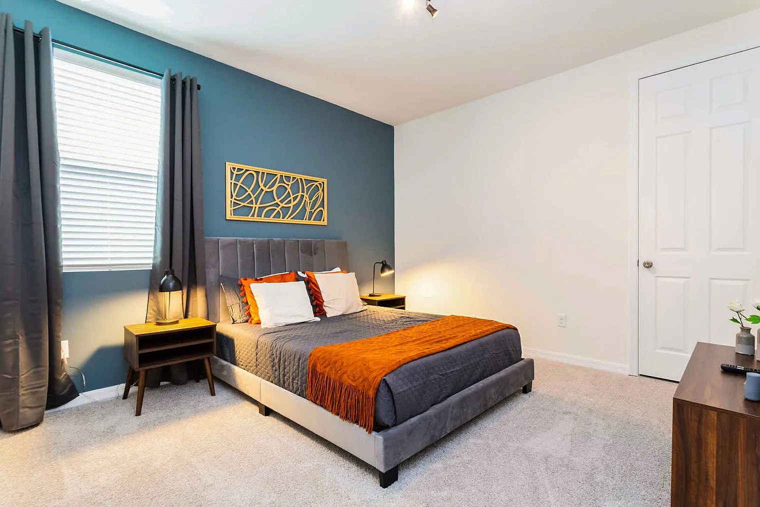 9 bed, 6.0 bath, 4370 sqft, $6,027 — Photo 2