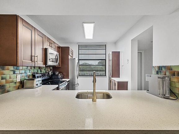 3rd image of 1715 Whitehall Dr APT 401