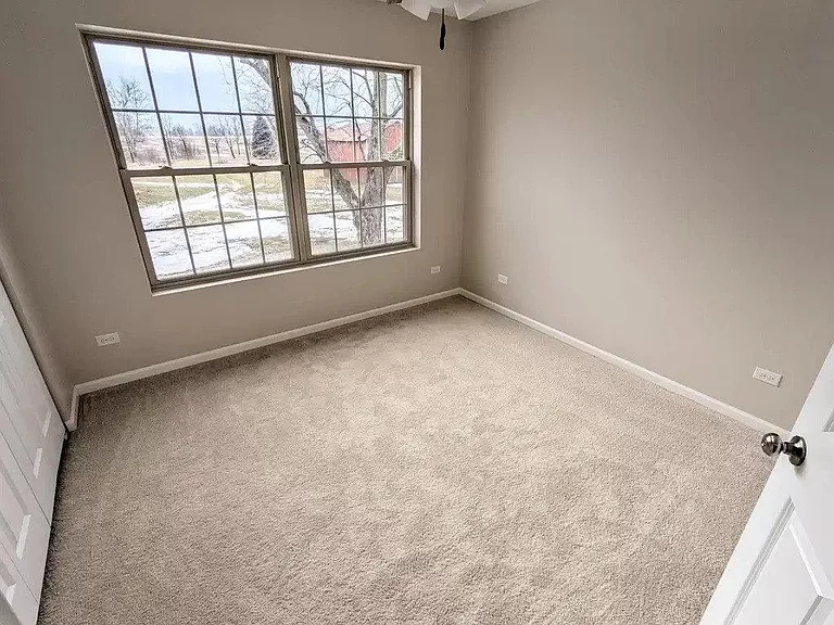 1125 E Goodenow Rd — Photo 18