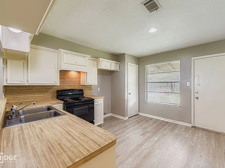 1611 Hazelwood St #A — Photo 2