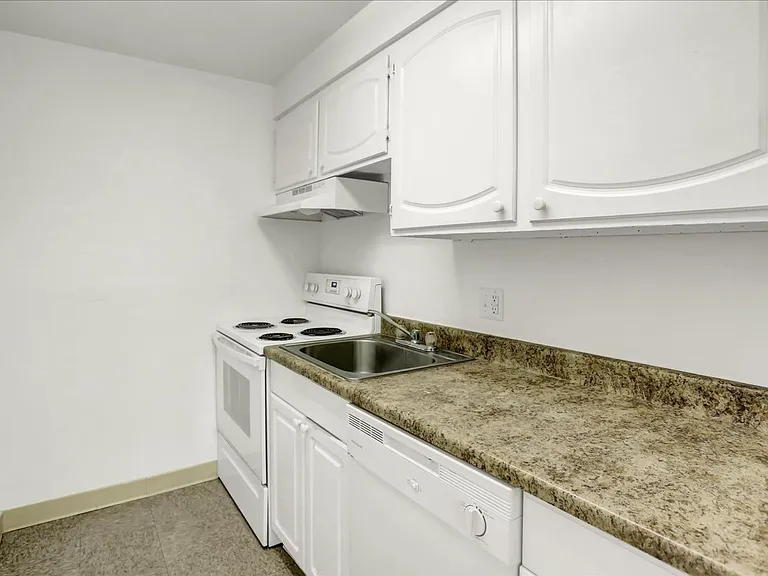 Section 8 Approved! Great location close to the city! — Photo 23