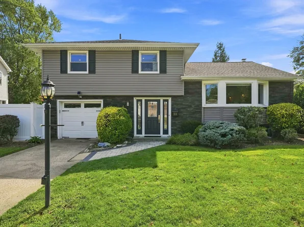 614 Pine Ln, East Meadow, NY 11554