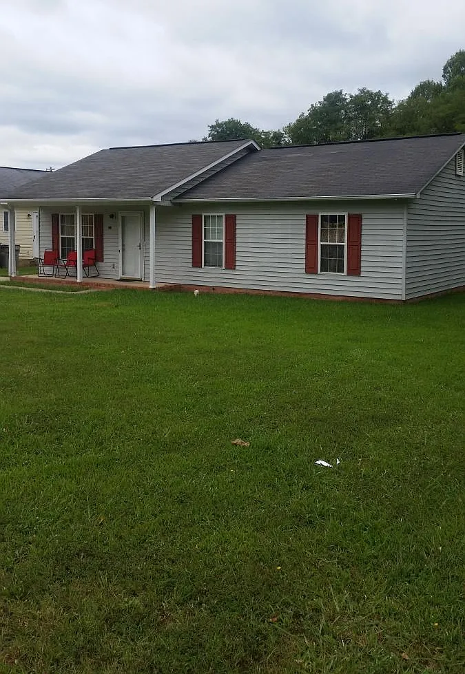 3 bed, 1.5 bath, 1092 sqft, $1,475 — Photo 2