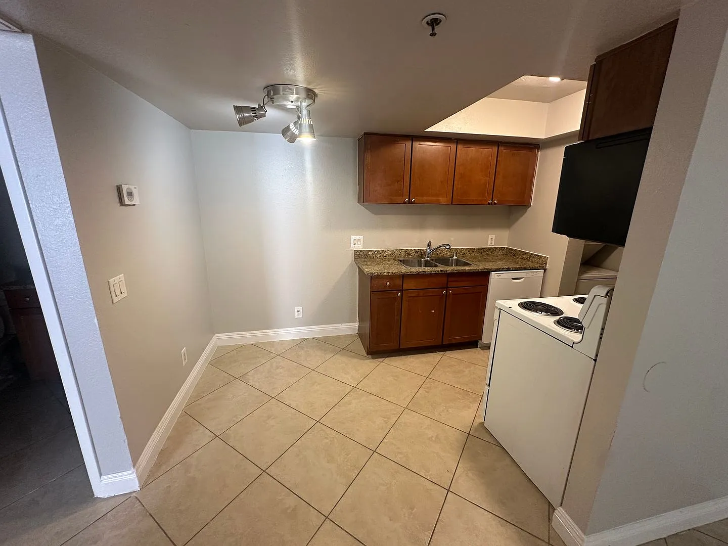 Beautiful 1 Bedroom 1 Bath Condo in Guard Gated Community!! — Photo 4