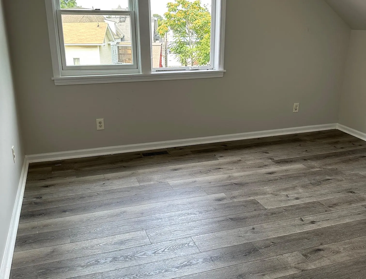5 bed, 1800 sqft, $2,575 — Photo 4