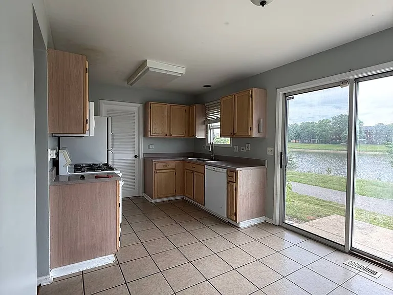 725 Daybreak Ln — Photo 2