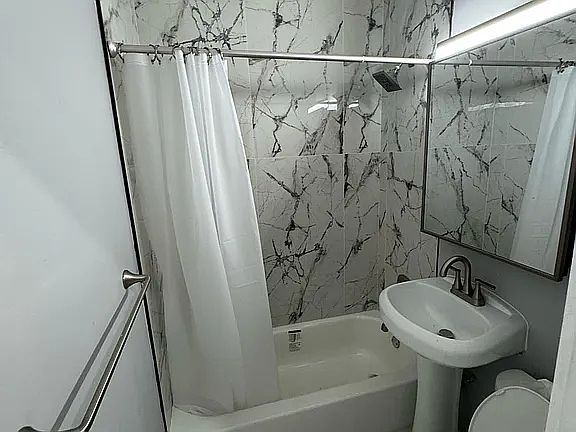 5th image of 237 Davenport Ave #2B