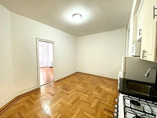 3rd image of 220 E 36th St APT A4