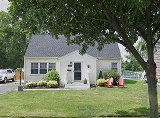 154 Roselawn Cres, Fairport, NY 14450