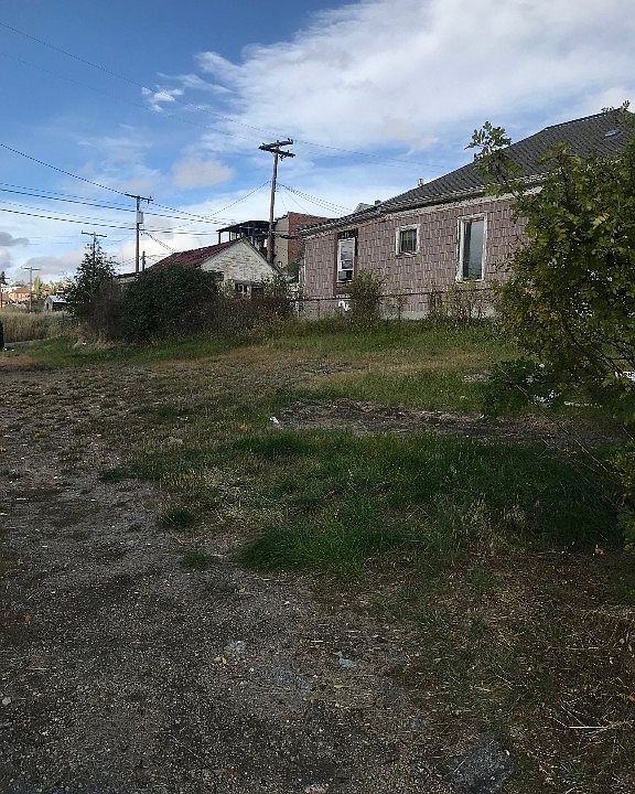 2nd image of W Quartz St