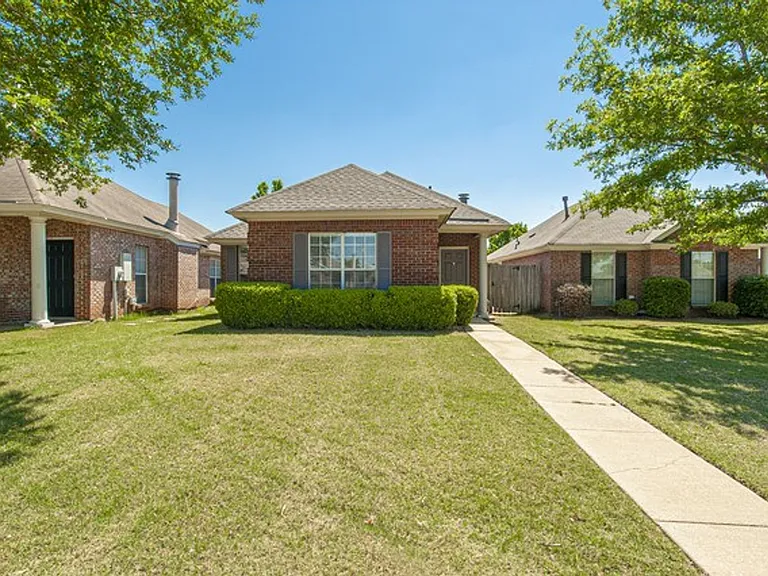 1124 Stafford Dr — Photo 1