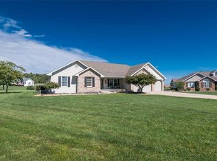 60 Westview Dr, Highland, IL 62249