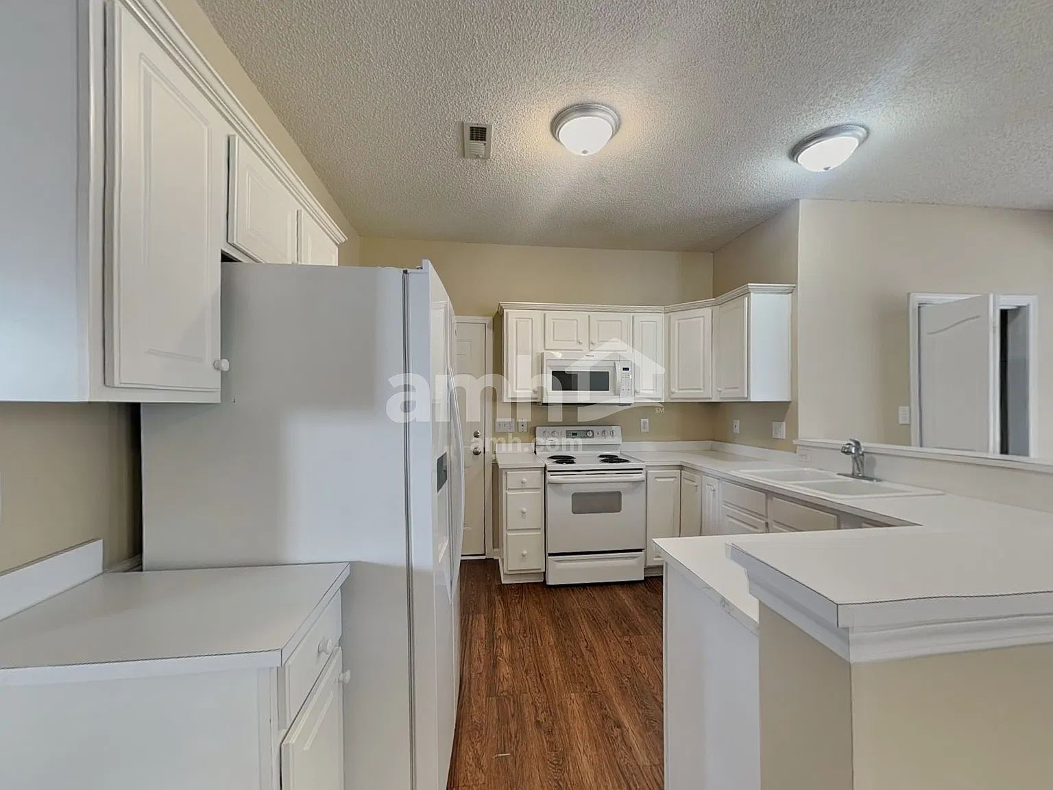 3 bed, 2.5 bath, 1700 sqft, $2,215 — Photo 3