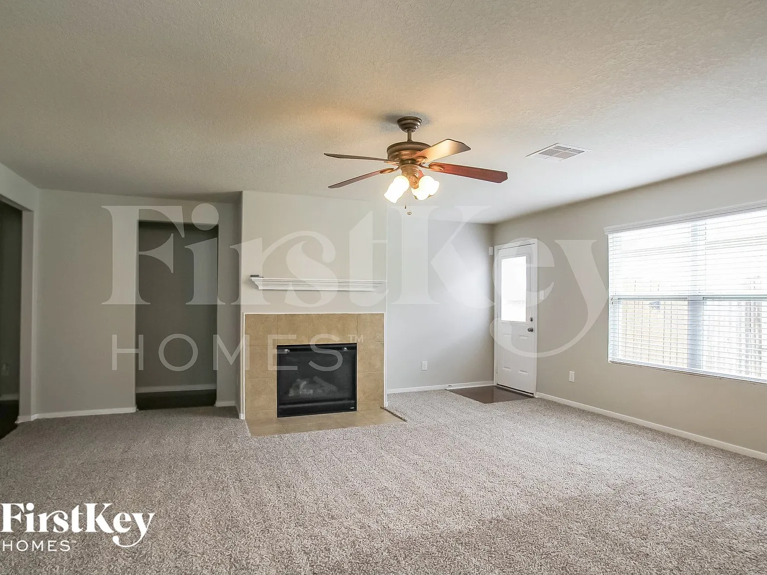 3 bed, 2.0 bath, 1819 sqft, $2,070 — Photo 3