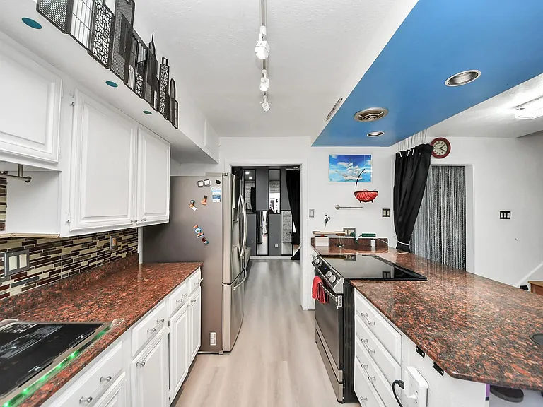 7877 Kendalia Dr — Photo 16