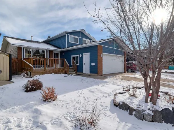 48 SW Bernard Way NW, Calgary, AB T3K 2E9