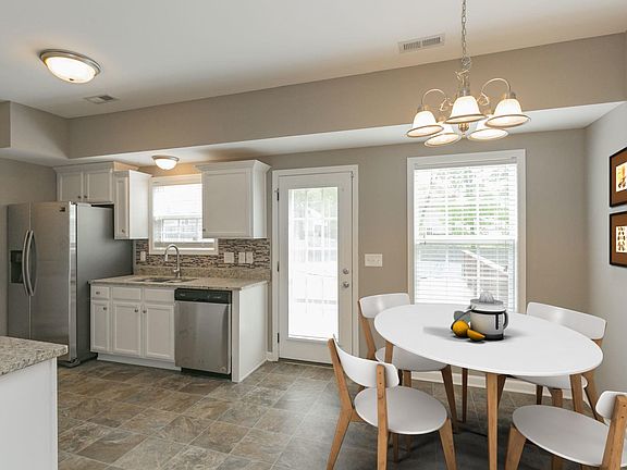 4th image of 218 Niagra Ln