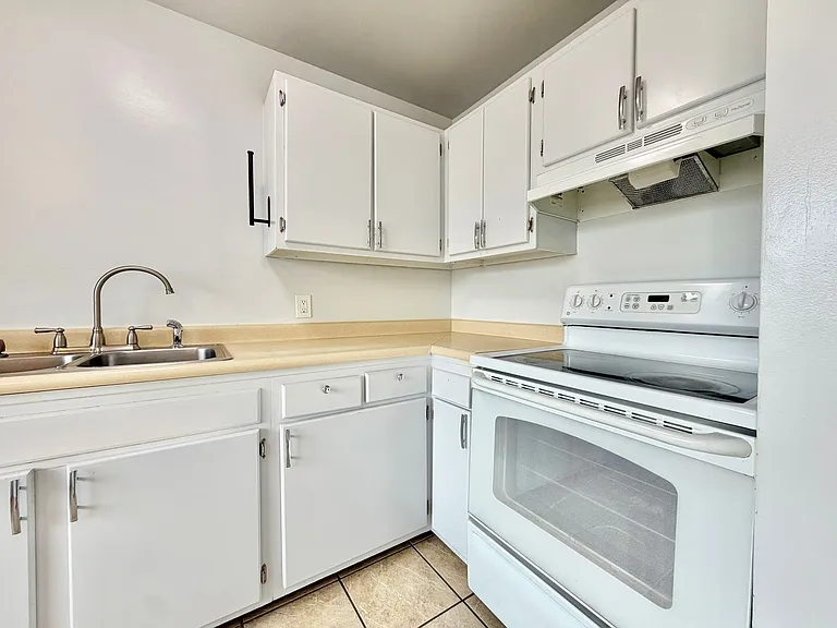 7685 S 2550 W — Photo 8