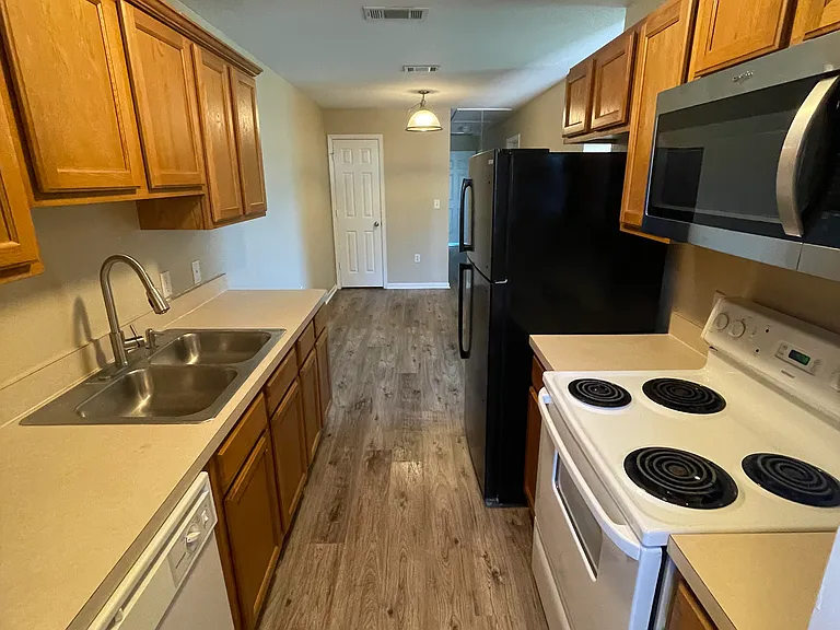 953 W Elm St — Photo 7