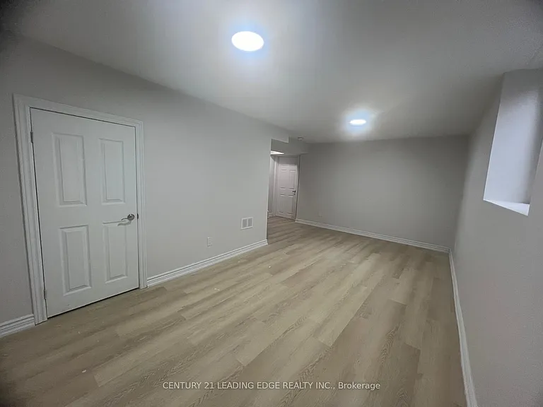 1398 Tampa Cres #LOWER — Photo 11