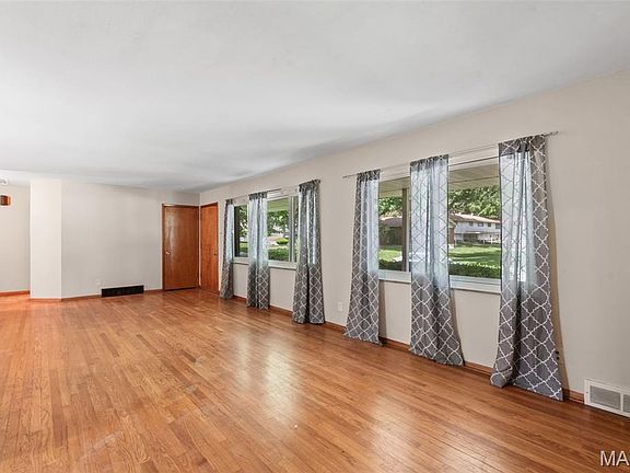 3rd image of 11533 Norgate Dr
