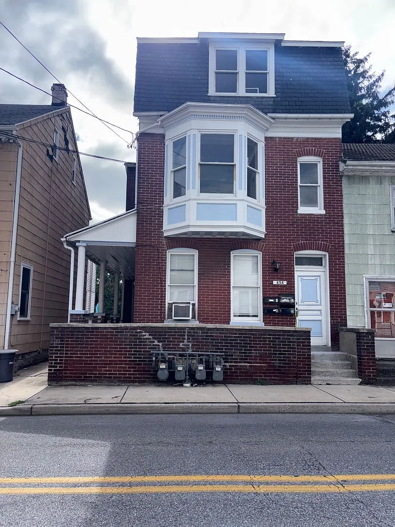 654 W College Ave — Photo 1