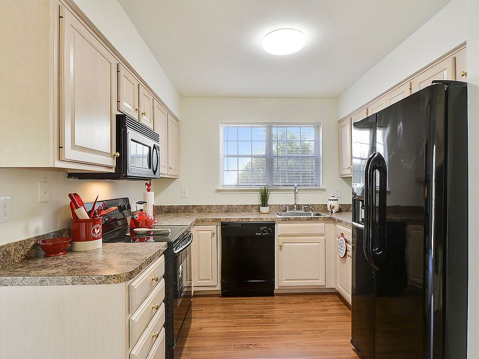1st image of 392 Kings College Dr