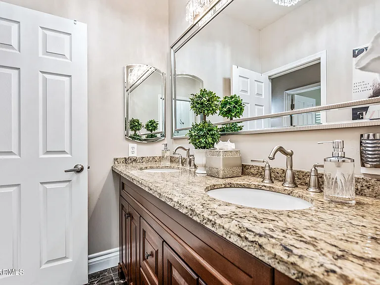 1817 E Willow Tree Ct — Photo 92