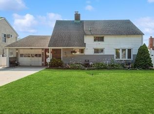 40 Jester Ln, Levittown, NY 11756