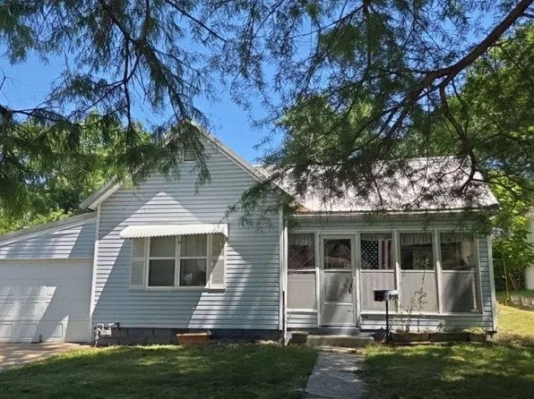 915 W 3rd St, Webb City, MO 64870