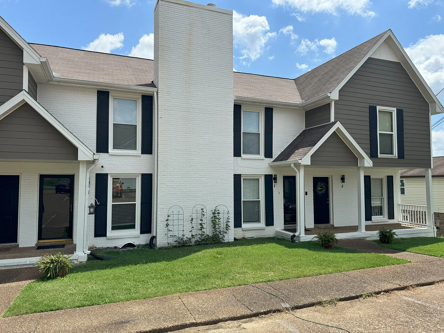 2 bed, 1.5 bath, 1020 sqft, $1,690 — Photo 1