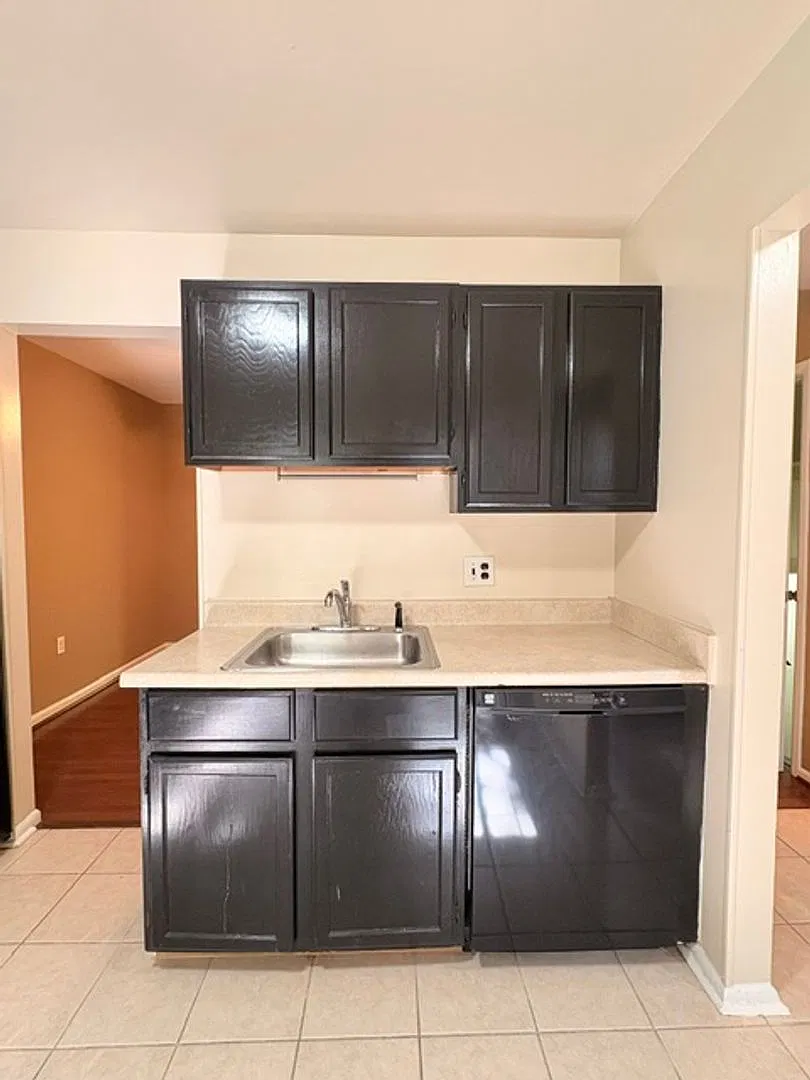 Spacious 3 BR, 2.5 BA townhouse with finished walk-out basement — Photo 3
