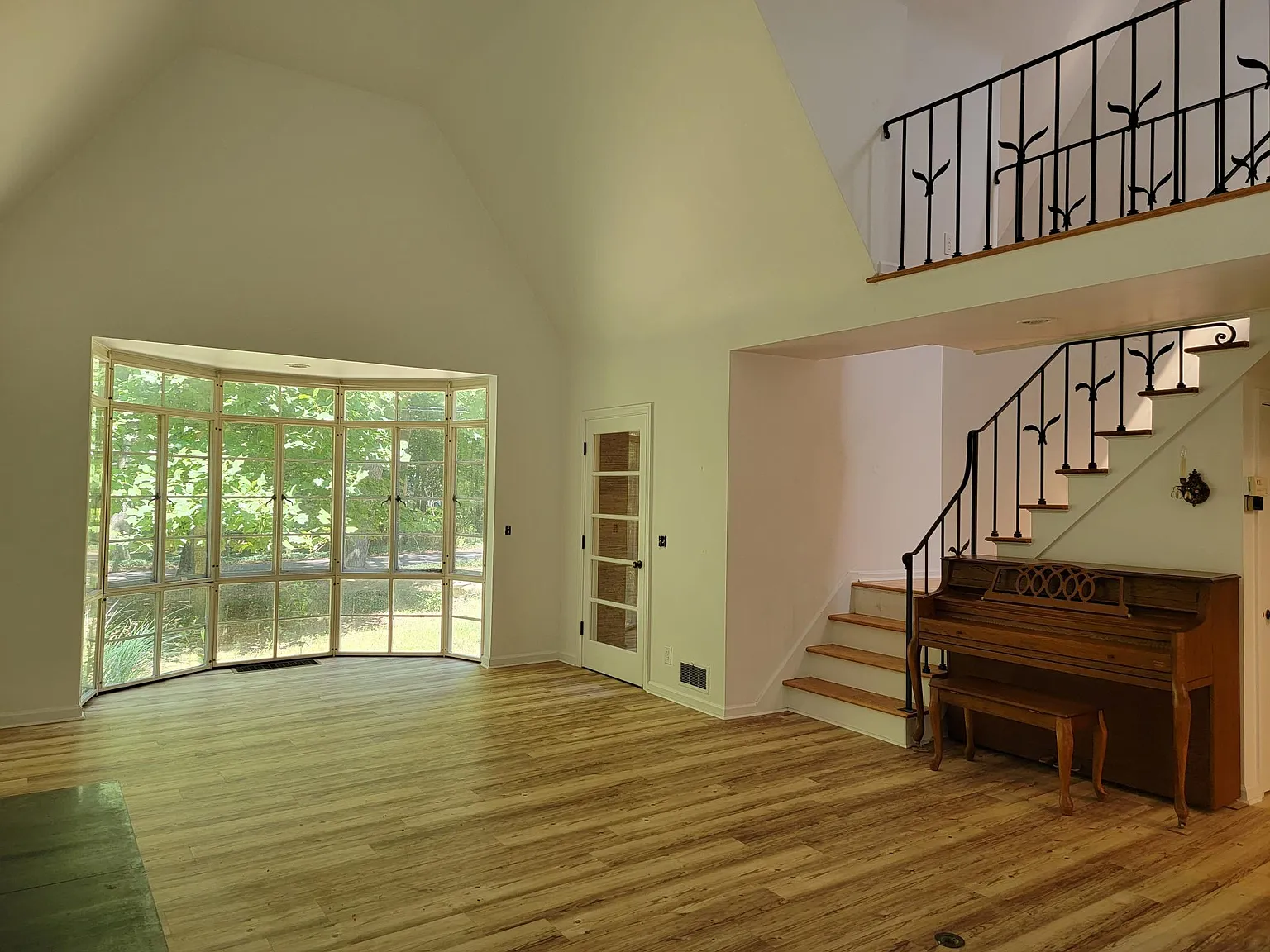 4 bed, 2.5 bath, 2587 sqft, $2,850 — Photo 2