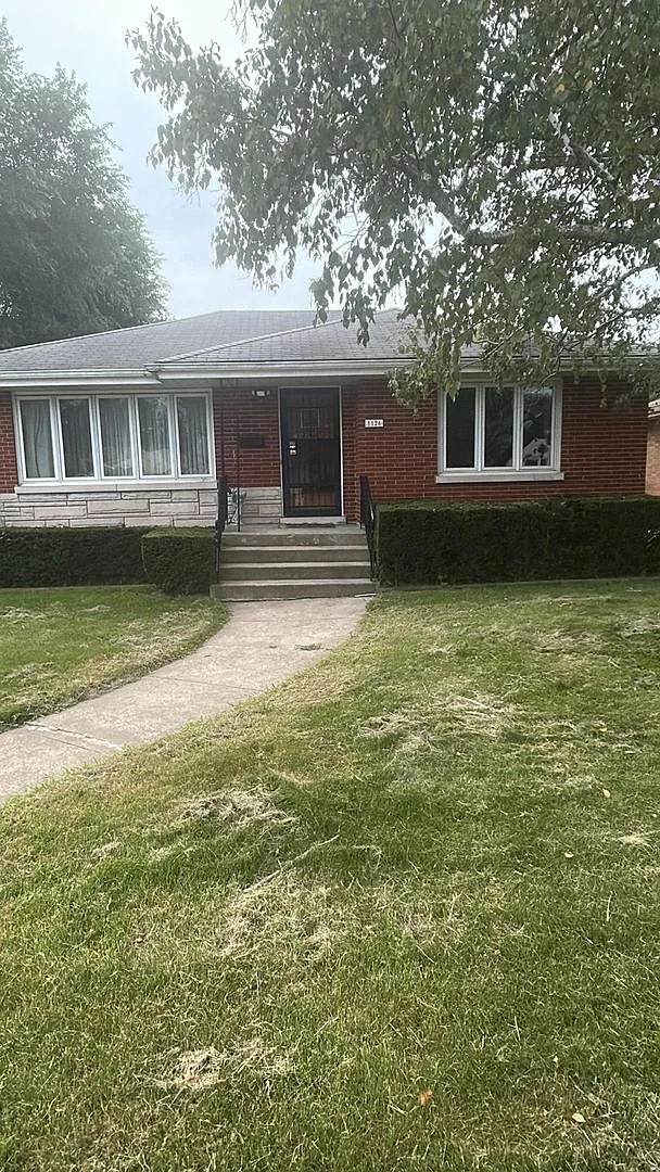 5-Bed 2-Bath Single Family Home In Hammond, Indiana | Voucher Friendly — Photo 1