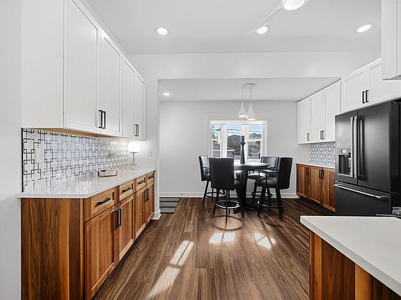 5th image of 1654 Indianapolis Blvd